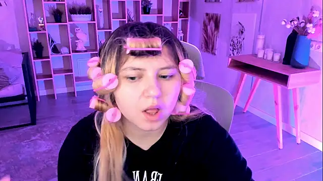 DiaAngell online show from November 8, 7:52 pm