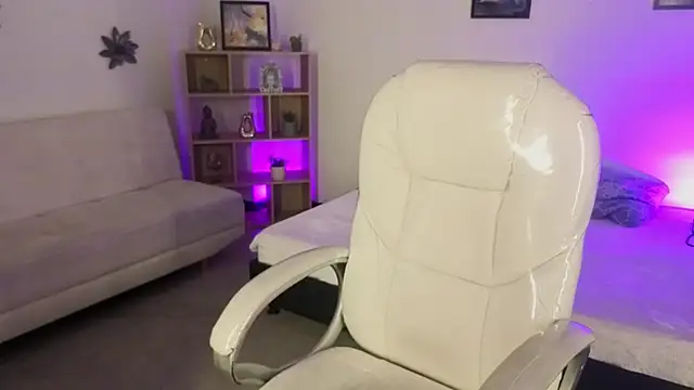 Nicole Foxx  online show from October 25, 8:05 pm