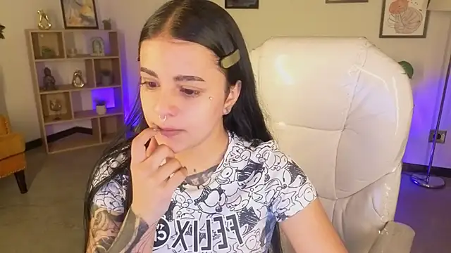 Nicole Foxx  online show from October 31, 8:24 pm