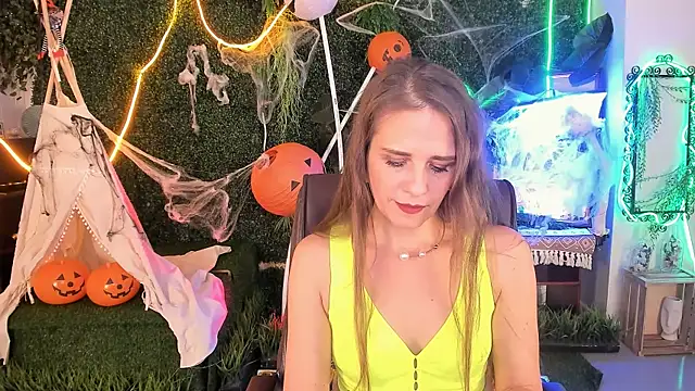 Snapshot of EmiliaBedy chatting on October 23, 9:15 am EmiliaBedy online show from October 23, 9:15 am