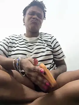 Boneca25 online show from April 12, 6:00 pm