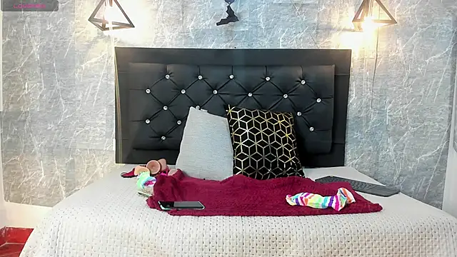 emberhodson online show from November 5, 12:43 pm