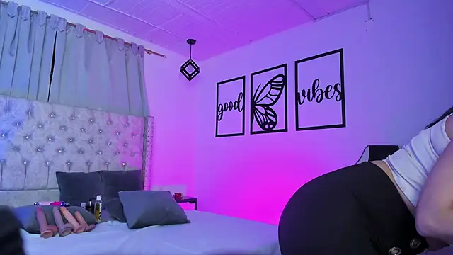 nicolee millerr online show from April 25, 12:52 pm