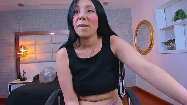 Nohemi louse online show from April 13, 7:03 pm