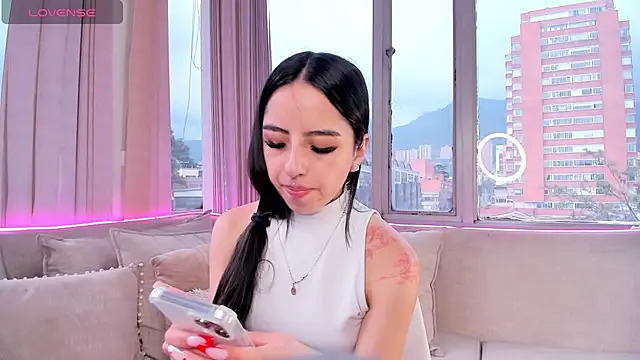 Daphne chers online show from December 1, 8:00 pm