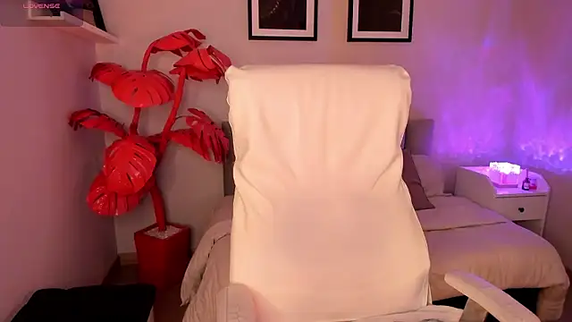 Gigi Strawberry online show from March 13, 6:04 am