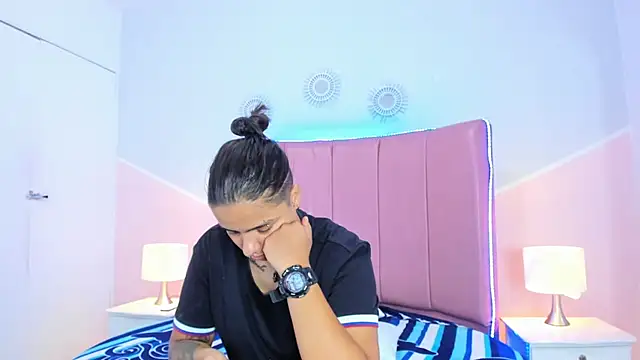 Liiam smith  online show from November 10, 2:12 pm