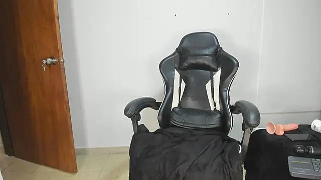 natasha steele online show from October 25, 10:05 pm