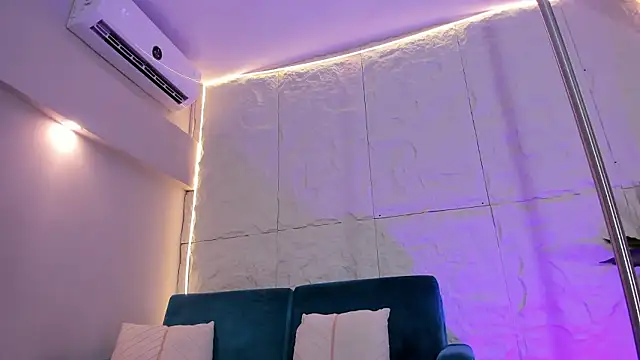 MelanieHillss online show from February 2, 8:19 pm