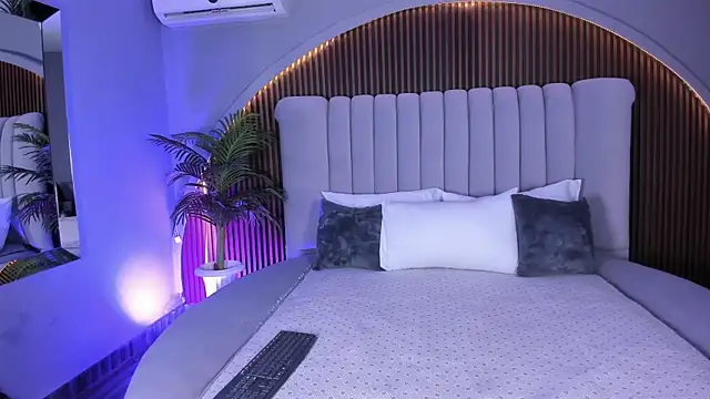 MelanieHillss online show from January 9, 4:39 am