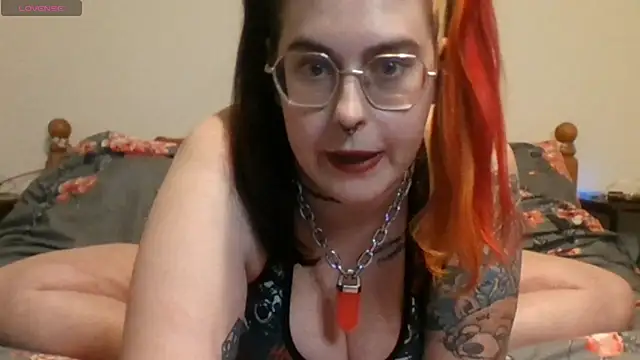 Snapshot of Tattooedlady_0626 chatting on October 30, 8:32 pm Tattooedlady 0626 online show from October 30, 8:32 pm