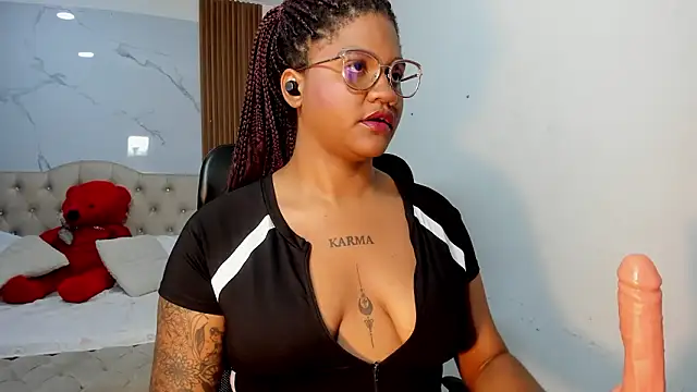 ZahraRose online show from March 6, 8:15 pm