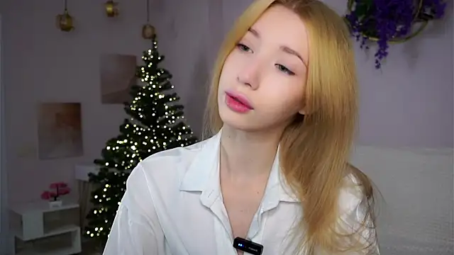 SunnivaCovil online show from December 22, 2:42 pm