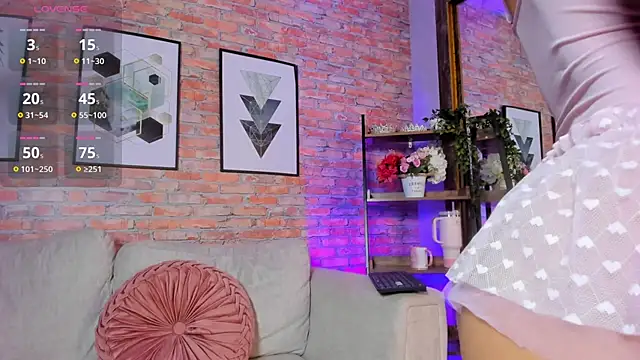 Lucia Brown  online show from September 29, 7:52 pm