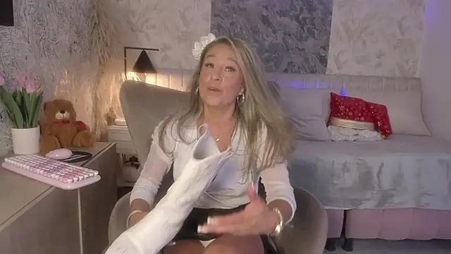 Liannaa  online show from December 17, 8:02 pm