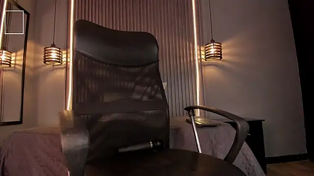 alahia betancurx online show from November 27, 1:36 pm