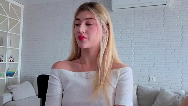 Snapshot of Tessalune_ chatting on October 5, 6:51 am Tessalune online show from October 5, 6:51 am
