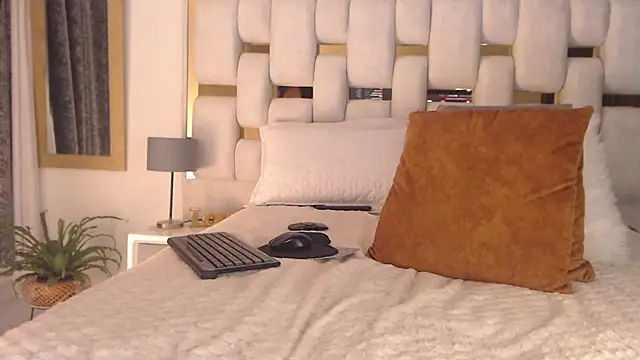 HotBellaMilf online show from November 7, 11:42 pm