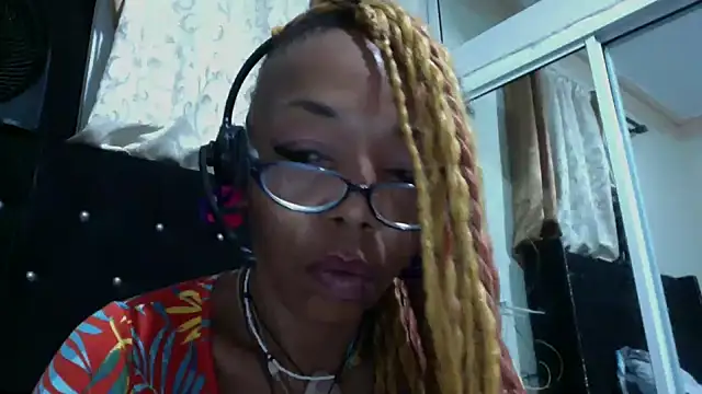 Snapshot of Ladyzee25 chatting on October 23, 2:28 am Ladyzee25 online show from October 23, 2:28 am