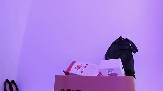 ValeriMilton online show from October 4, 8:46 pm