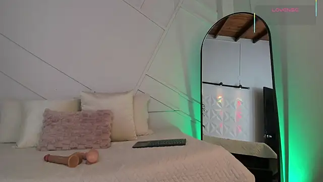 alanarouge online show from December 1, 12:09 pm