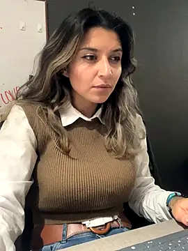 Isabella Varella online show from November 24, 5:15 pm