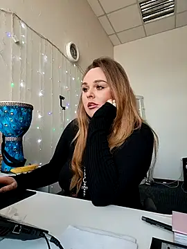 Juicy PeachLux online show from February 7, 8:40 am