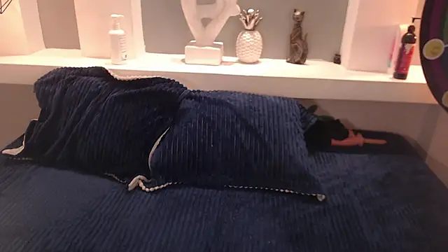 milu w4llace online show from October 30, 4:37 am