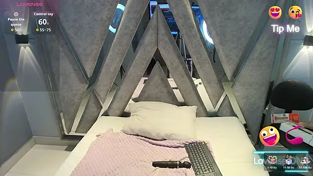 Alice 26  online show from October 31, 2:10 pm