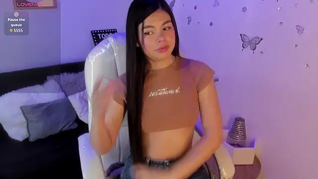 Pretty Johnson  online show from April 11, 11:36 am