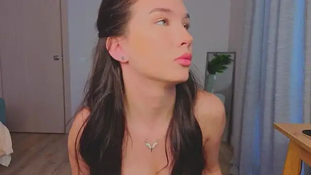 EmiliaDroll online show from December 15, 8:41 am