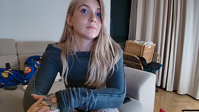 tattoobbgirl online show from April 18, 7:58 pm