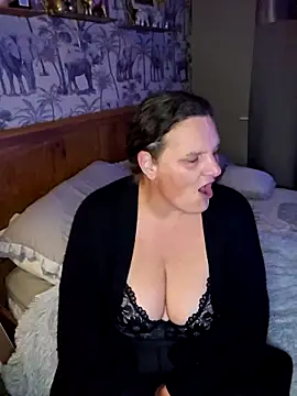 MissQueenBeex online show from October 19, 8:11 pm