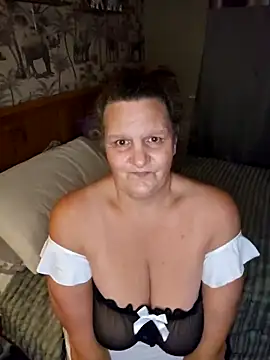 MissQueenBeex online show from November 12, 10:30 pm