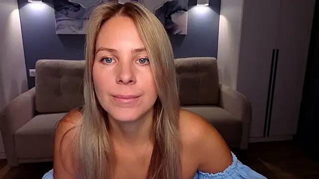 Snapshot of MelanieBennett chatting on October 4, 6:41 am MelanieBennett online show from October 4, 6:41 am