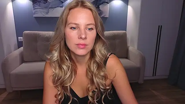 Snapshot of MelanieBennett chatting on October 10, 6:18 am MelanieBennett online show from October 10, 6:18 am