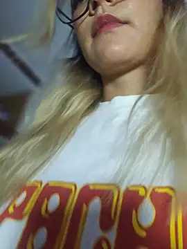 Pretty roxxyy online show from April 12, 11:46 am