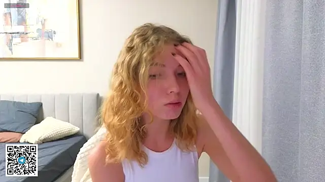 Snapshot of EmilyLuv chatting on October 16, 10:01 pm EmilyLuv online show from October 16, 10:01 pm