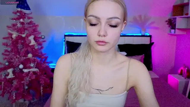 LinaLirian online show from January 6, 1:37 pm