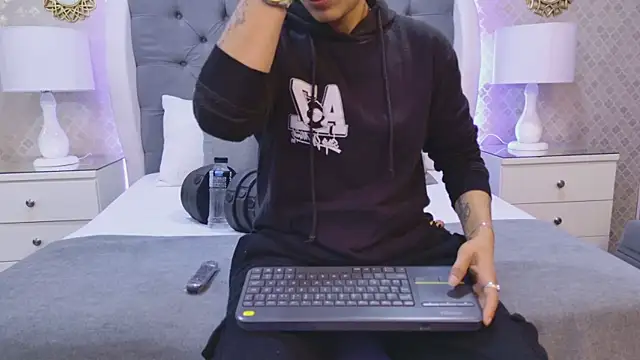 ZoeKrug online show from November 17, 11:55 am