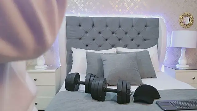 ZoeKrug online show from January 6, 1:15 pm