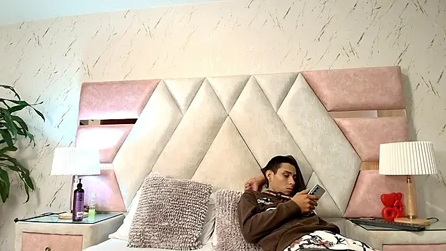 Zoelucas online show from March 20, 11:48 am