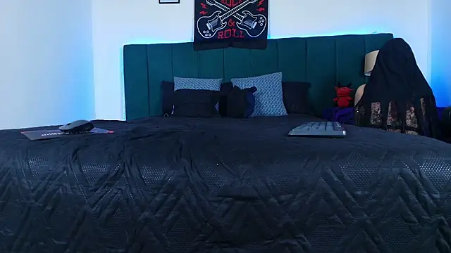 Alisse Moore online show from November 27, 1:03 pm