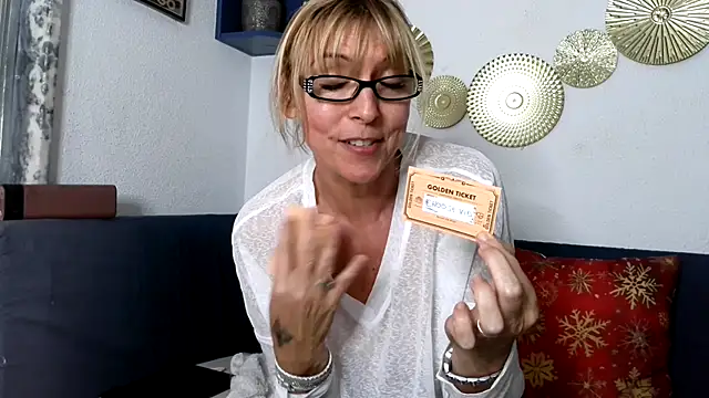 ClassyNAWTYBritMILF online show from November 21, 12:01 am