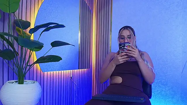 Sophie Janner online show from June 6, 3:35 am