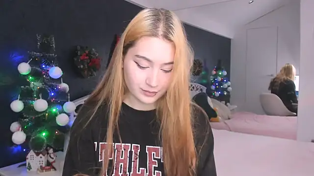 Lili Luuu online show from December 19, 9:34 am