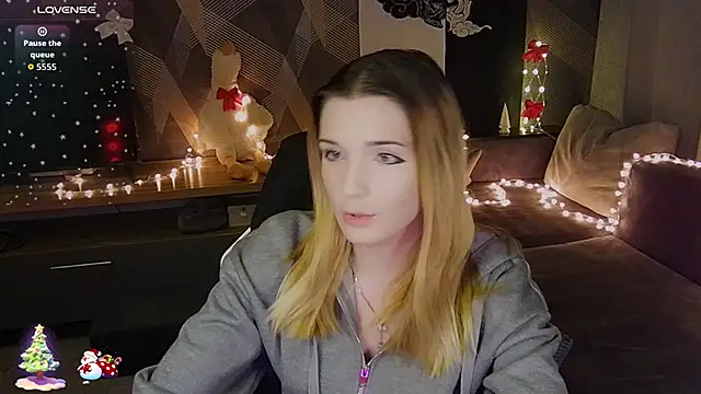 Sandy Belle online show from December 15, 7:30 pm