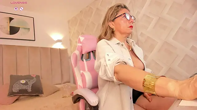 Clhoe Johnson online show from April 16, 12:38 pm