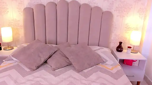 ShaynaHosk online show from March 10, 3:43 am