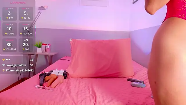 cutepetitee online show from October 8, 8:35 pm